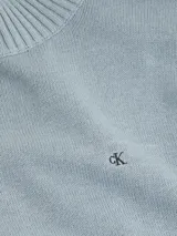 Sweater celeste de punto con cuello perkins, corte holgado y logo CK bordado en el pecho.
