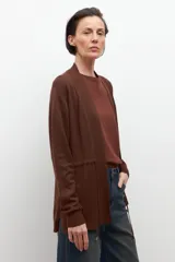 Ruana de tejido de punto color marrón chocolate, con cuello redondo y mangas largas.