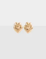 Aros colgantes cortos dorados con diseño de doble corazón.