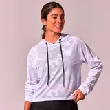 Hoodie deportivo blanco con estampado de camuflaje, confeccionado en tejido de red traslúcido.