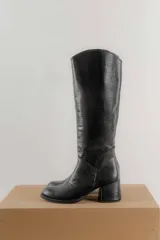 Botas de cuero negras con caña alta y taco cuadrado forrado en cuero.