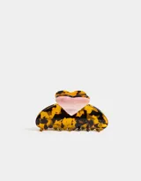 Broche para el pelo tipo pinza, de acrílico color carey con forma de corazón rosa.