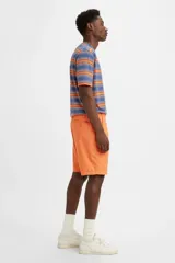 Bermuda naranja de gabardina con cintura elastizada y bolsillos laterales.