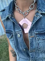 Collar plateado con cadena de eslabones gruesos y dije geométrico abstracto en acrílico color rosa. El dije es desmontable para usar la cadena sola.