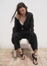 Pantalón crop de corte recto, color negro, con cintura elástica y bolsillos laterales.