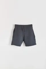 Bermuda deportiva gris melange con cintura elástica y cordón ajustable.