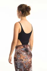 Body negro de lycra con breteles finos y corte cut out en los laterales.