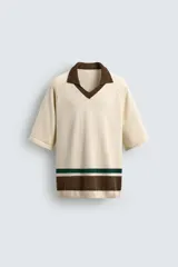 Polo de punto para hombre, corte relaxed fit, color crema con cuello solapa marrón y manga corta. Acabados en rib combinado a contraste con rayas marrones y verdes en el bajo.