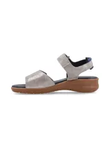 Sandalias negras con dos tiras de cuero sintético con textura de piel de serpiente, una sobre los dedos y otra alrededor del tobillo con cierre de velcro.