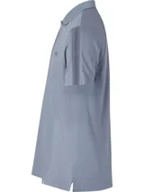 Chomba de piqué color celeste con cuello clásico y tapeta de dos botones. Presenta logo de la marca bordado en el pecho y cinta con el nombre de la marca repetido en las mangas.