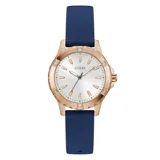 Reloj Guess modelo Mist con caja de acero en tono oro rosa de 35 mm y correa de silicona azul. Presenta una esfera plateada con indicadores y agujas en oro rosa, y un bisel con detalles de tornillos decorativos.
