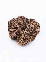 Accesorio para el pelo tipo crunchie con estampado animal print.