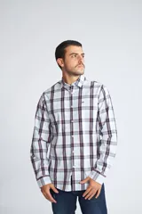Camisa de hombre a cuadros color beige y azul marino, de corte slim fit, con mangas largas, cartera abotonada y logo bordado en el pecho. Confeccionada en algodón.