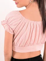 Crop top color verde con escote redondo, mangas cortas abullonadas y fruncido en el busto.