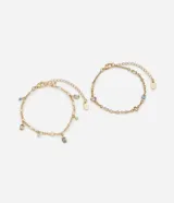 Set de dos pulseras doradas con cierre de mosquetón, adornadas con strass y cristales artificiales de colores.