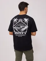 Remera blanca de algodón con cuello redondo y estampado del logo de la marca Rusty en el pecho.
