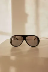 Lentes de sol con marco de policarbonato translúcido en color ámbar y diseño tipo aviador. Cuentan con cristales con protección UV400 y efecto degradado en tonos naranja y azul.