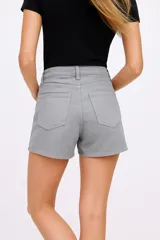 Short de jean negro, liso, de corte recto y tiro alto.