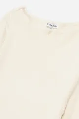 Sweater de punto color beige con rayas horizontales en naranja y blanco, de mangas cortas y cuello redondo.