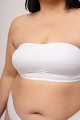 Soutien strapless blanco, estilo top, sin aro y con copa moldeada. Confeccionado en lycra reforzada doble y con bolsillo para colocar copa y armar el busto.
