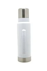 Termo de acero doble pared de 1.3L, color blanco, con tapa de rosca y asa para transporte.