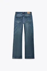 Jeans largos de tiro bajo, corte bootcut y efecto lavado.