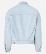 Campera trucker de jean celeste, con cuello alto, cierre con botones, bolsillos frontales y mangas largas.