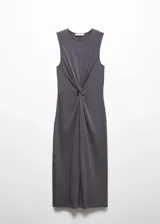 Vestido midi color beige, sin mangas y con detalle de nudo en la cintura.