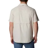 Camisa de manga corta azul marino, con cuello clásico, cierre frontal con botones, dos bolsillos en el pecho con cierre de botón y ventilación en la espalda.