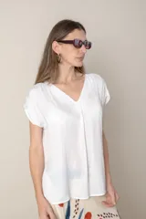 Blusa fucsia de seda con escote en V y mangas cortas.