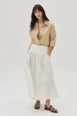 Camisa a rayas verticales en tonos mostaza y blanco, de corte clásico y manga larga.