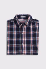 Camisa de manga corta con estampado a cuadros en tonos azul marino, blanco, rojo y verde. Corte slim fit, con cuello abotonado y logo bordado en el pecho.
