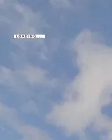 Botas de caña media de cuero vegano color negro, con suela gruesa y cordones.