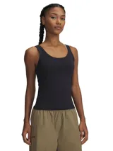 Musculosa deportiva negra de Under Armour, de corte ajustado y tela suave de secado rápido.