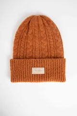 Gorro tejido en ochos color tostado, de diseño elastizado que proporciona calidez.