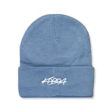 Gorro de lana celeste con dobladillo y bordado blanco en el frente.