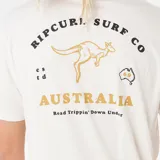 Remera de algodón color blanco roto con cuello redondo y manga corta. Estampado pequeño en el pecho con la silueta de un canguro saltando y el texto "AUSTRALIA RIP CURL SURF CO" en color dorado.