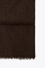 Pañuelo rectangular color marrón oscuro, confeccionado en tejido rústico con lana y terminaciones deshilachadas.