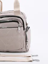 Bandolera color beige con múltiples bolsillos con cierre y correa de mano.