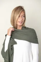 Pashmina italiana de tejido de punto color beige, confeccionada en viscosa y poliamida.