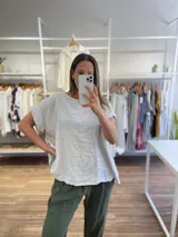 Blusa de lino 100% color blanco roto, de corte holgado y manga corta.