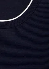 Jersey azul marino de punto fino con cuello redondo y mangas cortas con ribetes blancos en contraste.