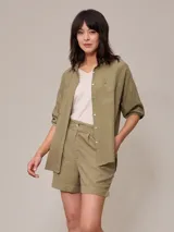 Short color beige de algodón y lino, con cintura alta y pinzas delanteras.