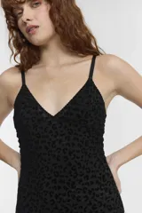 Body blanco con estampado de animal print, breteles finos y copas removibles.