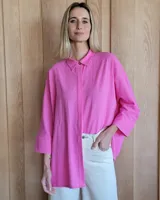 Camisa oversize color fucsia, de mangas 3/4 y cuello clásico.