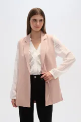 Chaleco blanco sin mangas con solapas, confeccionado en lino y viscosa. De corte recto y calce al cuerpo.