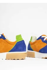 Zapatillas deportivas de gamuza color verde agua y fucsia, con detalles en naranja y suela gruesa blanca con base color caramelo.