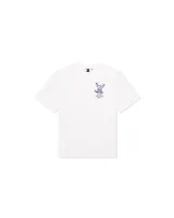 Remera blanca de manga corta con cuello redondo y estampado pequeño en el pecho con un hada y texto en color azul.
