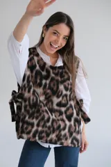Chaleco con estampado animal print, cuello redondo y lazos laterales para ajustar.