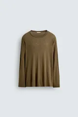 Camiseta verde militar de manga larga, corte holgado y cuello redondo.